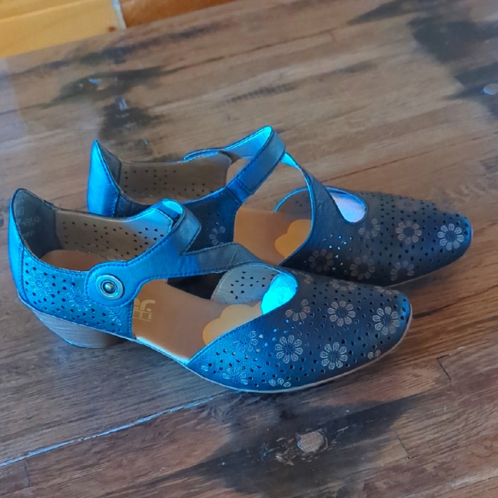 NWT Rieker Contemporary Strap Mirjam Closed Toe Sandals. sz 38/7. Navy.